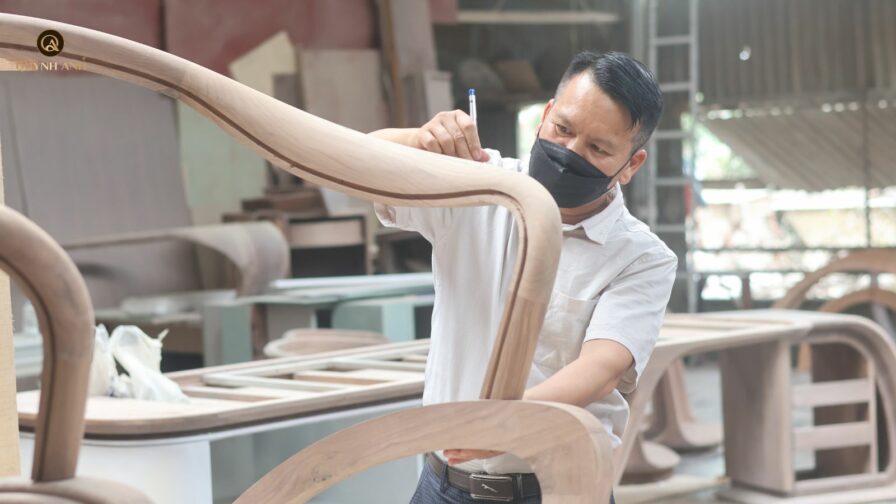 GIÁM ĐỐC QUỲNH ANH NGƯỜI THỔI HỒN VÀO NHỮNG KIỆT TÁC GỖ ÓC CHÓ ĐỘC BẢN