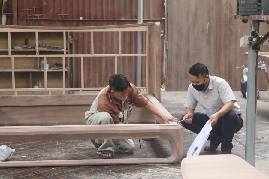 Kiểm soát chất lượng nội thất Gỗ Óc Chó: Tại sao năng lực sản xuất tại xưởng là yếu tố cốt lõi?